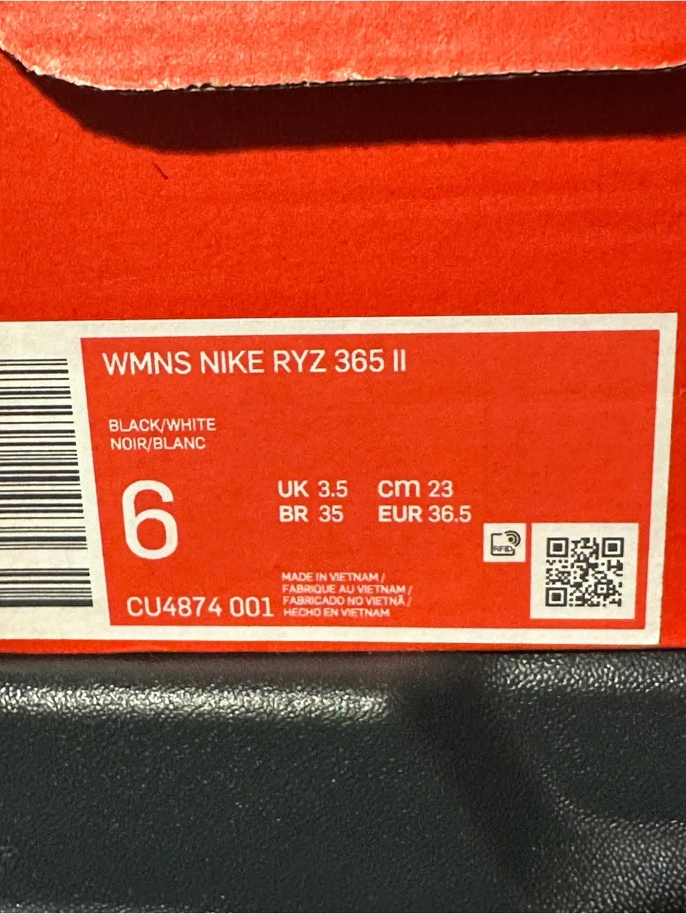 NIKE WOMENS RYZ  365 II, SIZE 6 WOMENS, COLOR BLACK/ WHITE, NEW